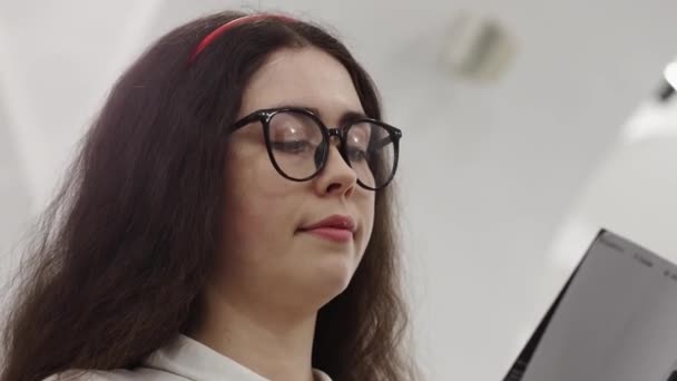 Untere Ansicht Der Hübschen Kaukasischen Frau Mit Brille Schüler Lesen — Stockvideo