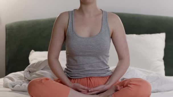 Primer Plano Joven Caucásica Medita Sentada Cama Disparo Foque Yoga — Vídeos de Stock