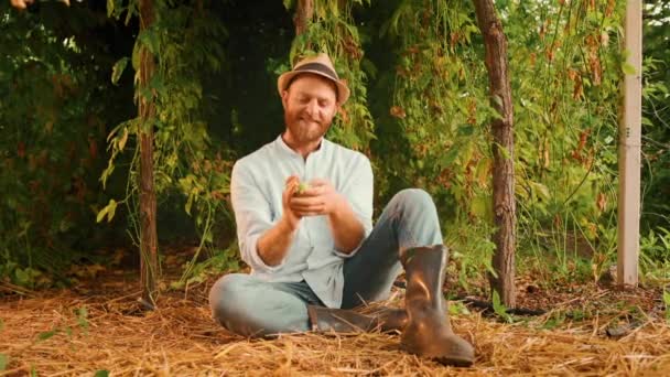 Pertanian Lokal Tukang Kebun Tersenyum Dengan Topi Jerami Duduk Tanah — Stok Video