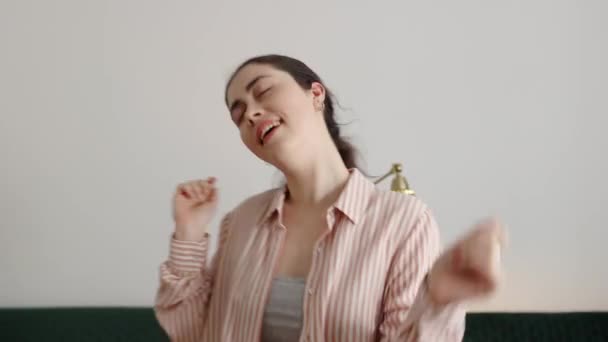 Portrait Heureuse Jeune Femme Caucasienne Dansant Porte Fermée Loisirs Domestiques — Video