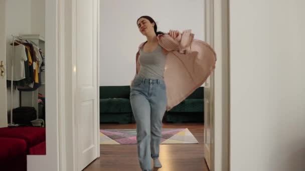 호텔에서 휴식을 십시오 코카서스의 여성은 매트리스를 크기의 침대에 내립니다 슬로우 — 비디오