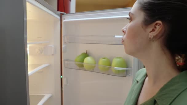 Boční Pohled Mladou Bělošku Otevřenou Ledničku Sepíše Seznam Produktů Zavřít — Stock video