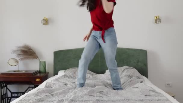 Feliz Joven Caucásica Mujer Divertida Bailando Cama Cámara Disparo Vez — Vídeos de Stock