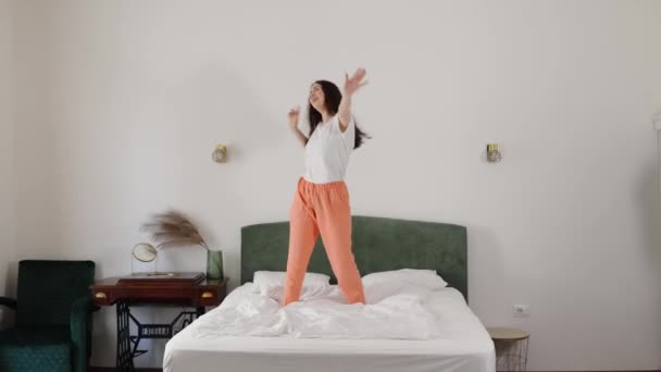 幸せな若い白人女性面白いベッドの上で踊り 空気ギターで遊ぶ 一番下だ 楽しみ 自由および休日の休暇の概念 — ストック動画