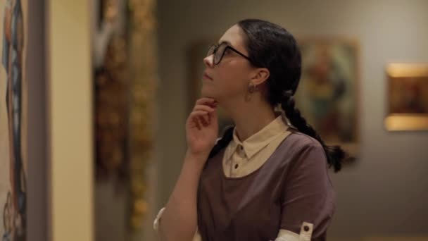Portrait Young Beautiful Caucasian Woman Contemplating Masterpice Art History Culture — Stock Video