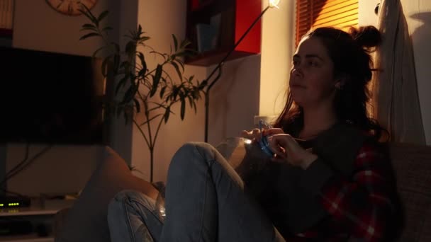 Mujer Caucásica Cansada Sentada Sofá Bebe Agua Una Botella Grande — Vídeo de stock