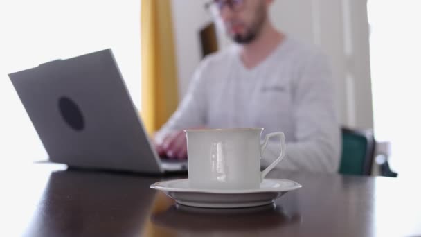 Defokussiert Arbeitet Ein Bärtiger Mann Mit Brille Laptop Nahaufnahme Von — Stockvideo