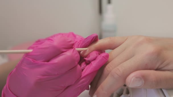 Mistrz Manicure Różowych Rękawiczkach Medycznych Popycha Naskórek Laską Pomarańczową Zwolnij — Wideo stockowe