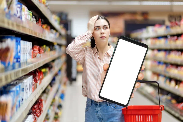 Inflacja Wysoka Cena Zszokowana Młoda Biała Kobieta Trzyma Duży Smartfon — Zdjęcie stockowe