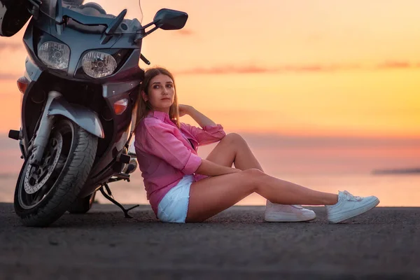 Özgürlük Için Güzel Genç Bir Bayan Motosikletin Yanında Oturuyor Poz — Stok fotoğraf
