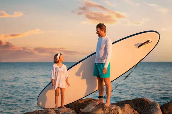 Vacaciones Verano Padre Hija Pie Con Sup Board Las Grandes — Foto de Stock