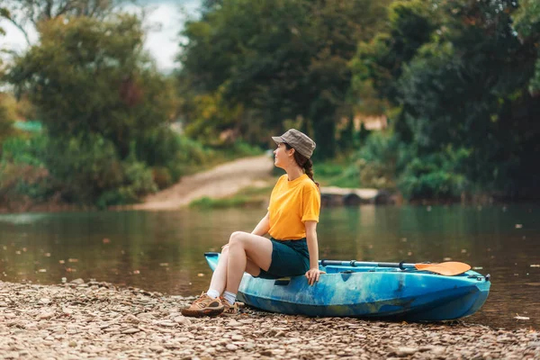 Verano Una Joven Sonriente Está Sentada Kayak Azul Mirando Cielo — Foto de Stock