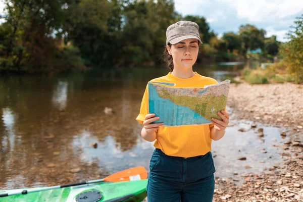 Una Joven Feliz Está Sentada Kayak Sosteniendo Mapa Papel Copiar — Foto de Stock