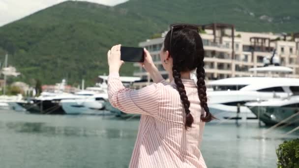 Widok Pleców Młodej Szczęśliwej Kobiety Trzyma Smartfona Nagrywa Wideo Morze — Wideo stockowe