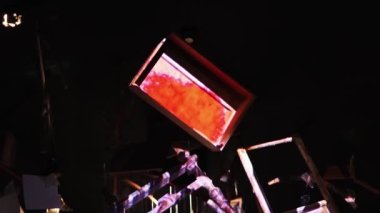 Kırık cam ve sandalyelerden yapılmış ağaç şeklinde kurulum. Çağdaş sanat. Psikolojik bozukluk ve şizofreni kavramı. Jib çekimi.