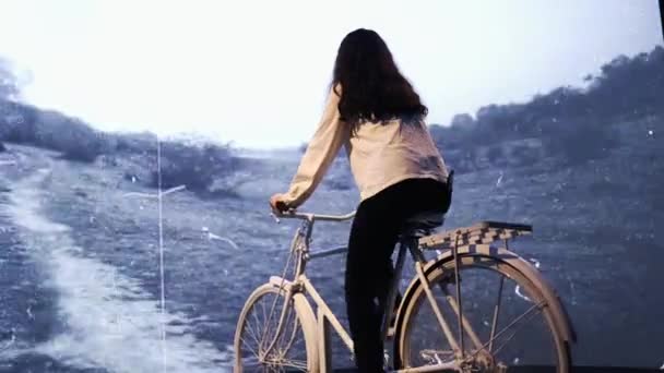 自転車でペダルをしている女性の姿 スクリーンの黒く 白い映画の投影 ヴィンテージカーの展示 — ストック動画