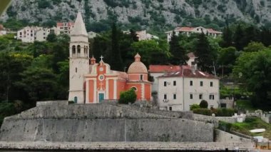 Sudan ortaçağ kilisesinin güzel panoramik manzarası. Adriyatik Denizi 'nde seyir. Yaz yolculuğu ve seyahat. Çekim.
