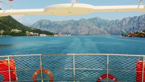 Pemandangan Panorama Pegunungan Dan Laut Dari Dek Atas Kapal Kesenangan — Stok Video