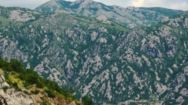 Panoramatický Pohled Zblízka Skalnaté Velké Hory Řídkou Vegetací Krásná Krajina — Stock video