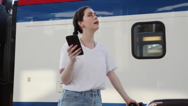 Portrét Mladé Krásné Bělošky Používá Smartphone Drží Její Zavazadla Stojí — Stock video