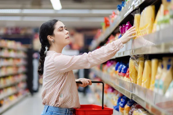 Bezoek Supermarkt Zijaanzicht Van Jonge Blanke Vrouw Bereikt Hand Hand — Stockfoto