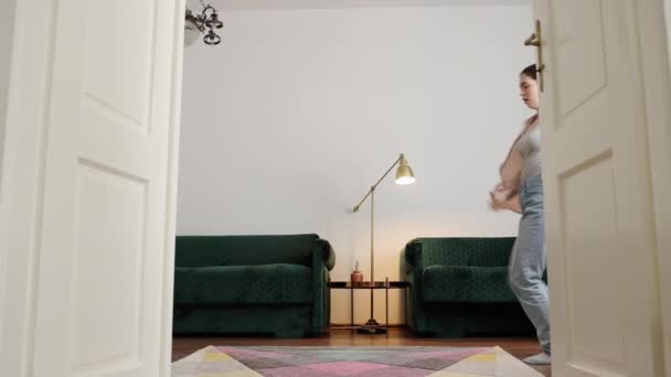 Divertida Joven Caucásica Vistiendo Ropa Casual Aprendiendo Bailar Tango Casa — Vídeos de Stock