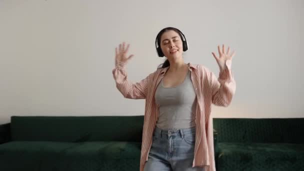Feliz Joven Caucásica Mujer Con Auriculares Cantando Bailando Disparo Mano — Vídeos de Stock