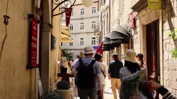 2023 Kotor Montenegro Grupo Turistas Caminando Por Estrecha Calle Antigua — Vídeos de Stock