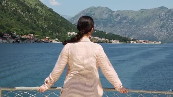 Pandangan Belakang Wanita Mengagumi Lanskap Panorama Pemandangan Pegunungan Dan Laut — Stok Video