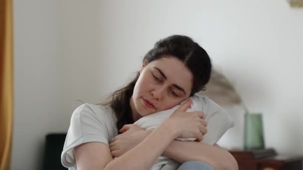 Портрет Молодой Белой Плачущей Женщины Обнимает Подушку Отчаяние Печаль Понятие — стоковое видео