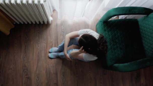Psicología Por Encima Vista Mujer Triste Está Sentado Cerca Silla — Vídeo de stock