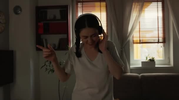 Ευτυχισμένη Νεαρή Λευκή Γυναίκα Ακουστικά Που Ακούει Μουσική Τραγουδάει Και — Αρχείο Βίντεο
