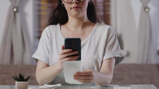 Nahaufnahme Einer Jungen Kaukasischen Frau Die Mit Ihrem Smartphone Code — Stockvideo