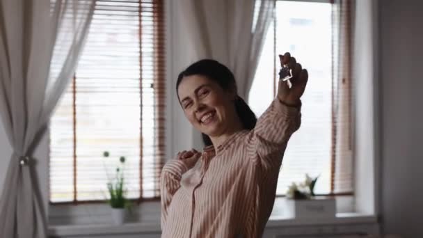 Alquiler Compra Inmuebles Retrato Mujer Caucásica Feliz Bailando Mostrando Las — Vídeo de stock