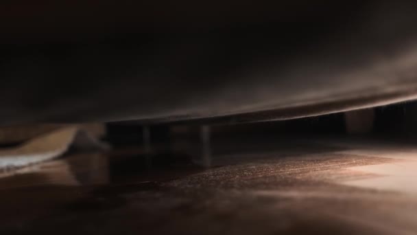プロのクリーンアップサービス ソファーの下のダスティーパーケットフロア 閉じる ローアングルビュー 左ショットを追跡 汚れたリビングルーム — ストック動画