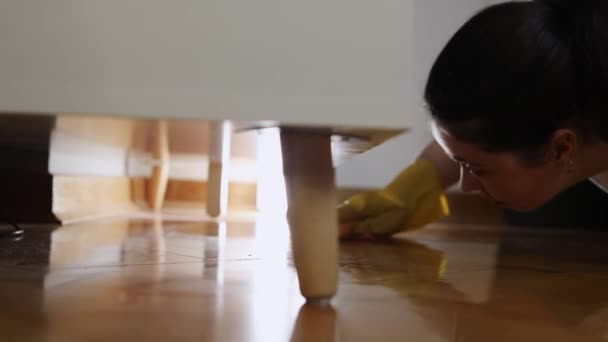 Sprzątanie Domu Biała Młoda Kobieta Gospodyni Domowa Pochyla Się Pod — Wideo stockowe