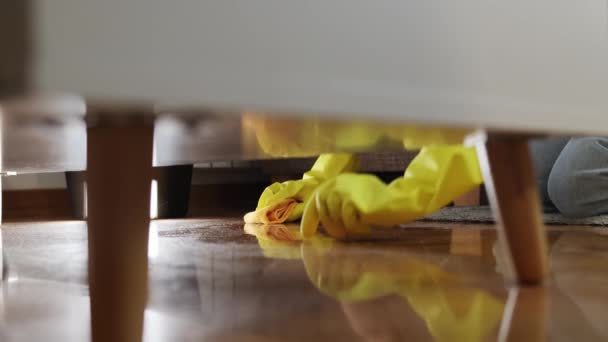 Şaşırdım Hanımı Evi Temizliyor Mobilya Ile Zemin Arasındaki Boşluğun Altında — Stok video