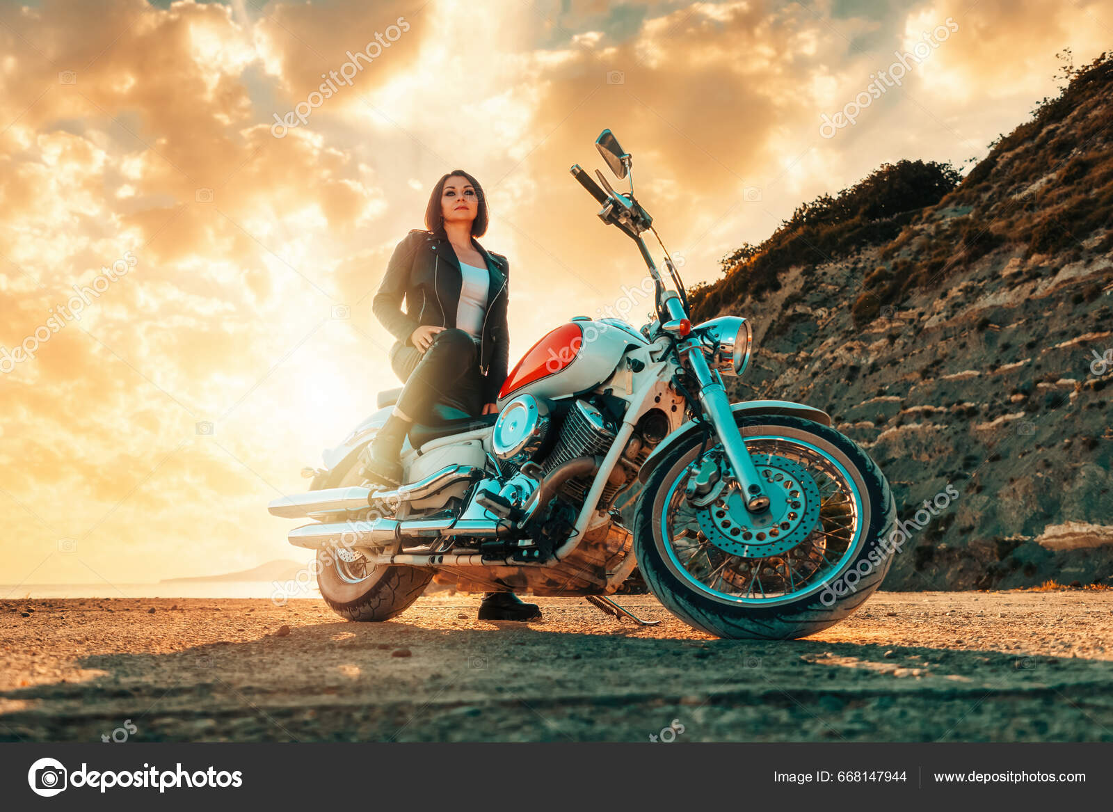 Μια Όμορφη Γυναίκα Αυτοπεποίθηση Δερμάτινα Ρούχα Κάθεται Μια Vintage  Μοτοσικλέτα — Φωτογραφία Αρχείου © Steklo_KRD #668147944