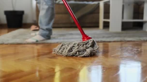 清洁服务 家庭主妇用湿湿的拖把擦拭花束 清洗地面的特写镜头 跟随射击 低角度视图 — 图库视频影像