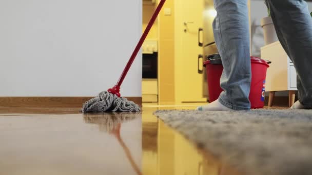 서비스 Chores 아파트에서 바닥을 걸레와 다리의 클로즈업 — 비디오