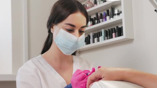 Meister Rosa Medizinhandschuhen Feilt Die Nagelhaut Des Klienten Mit Apparat — Stockvideo