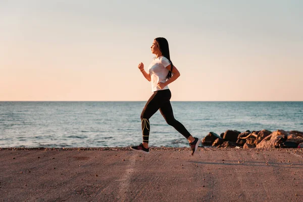 Sports Jogging Sea Young Brunette Woman Runs Path Rocky Seashore —  Fotos de Stock