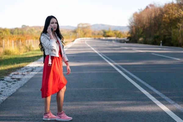 Una Joven Hermosa Morena Vestido Rojo Haciendo Autostop Llamando Por — Foto de Stock