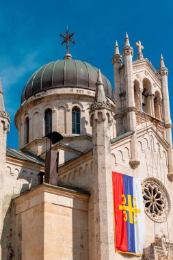 Herceg Novi, Karadağ, 27 Mayıs 2023 Crkva Sv 'ye yakın. Arhangela Mihaila, Belavista Meydanı 'ndaki ortodoks kilisesidir. Arkaplanda gökyüzü.