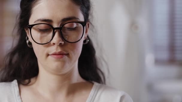 Aproape Tânără Femeie Caucaziană Care Poartă Ochelari Scanează Codul Hârtie — Videoclip de stoc