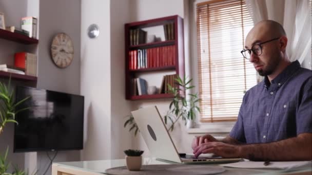 Adulto Caucasiano Bonito Homem Usando Óculos Funciona Laptop Esfrega Pescoço — Vídeo de Stock