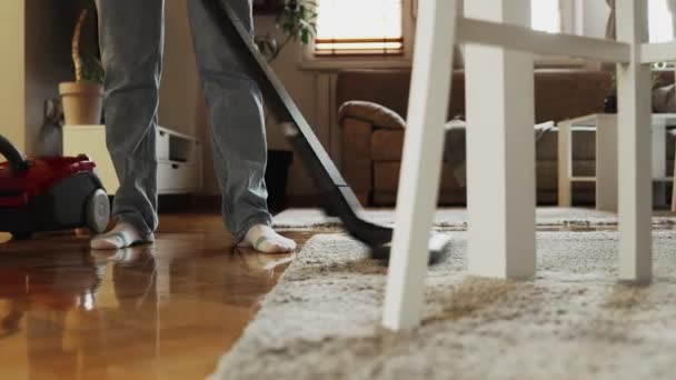 Sprzątanie Domu Prace Domowe Gospodyni Domowa Odkurza Dywan Mieszkaniu Zbliżenie — Wideo stockowe