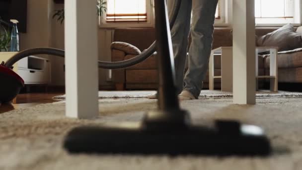 Sprzątanie Domu Prace Domowe Gospodyni Domowa Odkurzacz Dywan Pod Stołem — Wideo stockowe