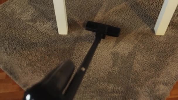 아파트의 사람은 카펫을 청소기로 사용합니다 1인칭 클로즈업 서비스의 — 비디오