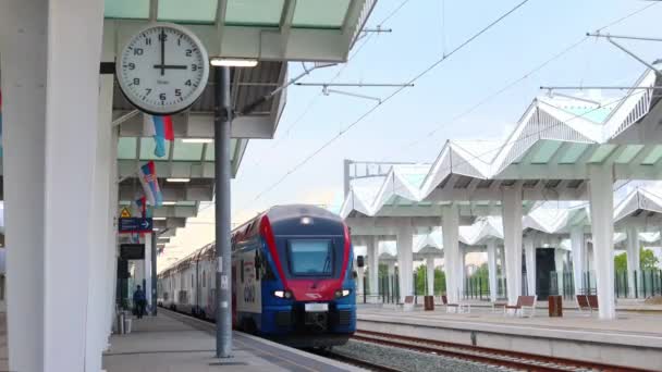 2023 Novi Sad Servië Station Met Nieuwe Soko Hogesnelheidstrein Trein — Stockvideo